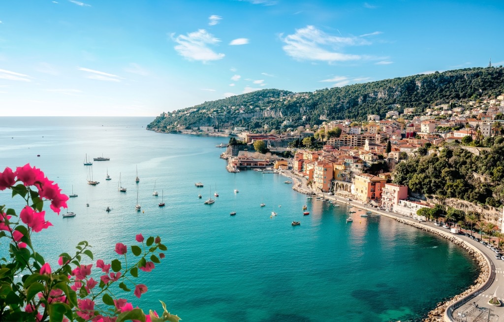 Bucht von Villefranche-sur-Mer mit türkisblauem Wasser